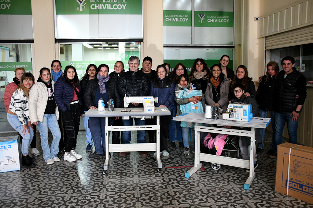 Fueron 21 las beneficiarias recibieron máquinas de coser gestionadas por la Secretaría de Desarrollo Social.