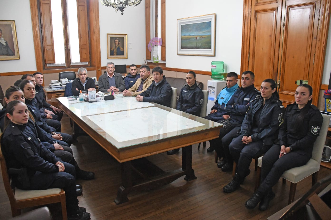 Intendente Britos recibió a policías trasladados a Chivilcoy tras gestiones con ministro Alonso