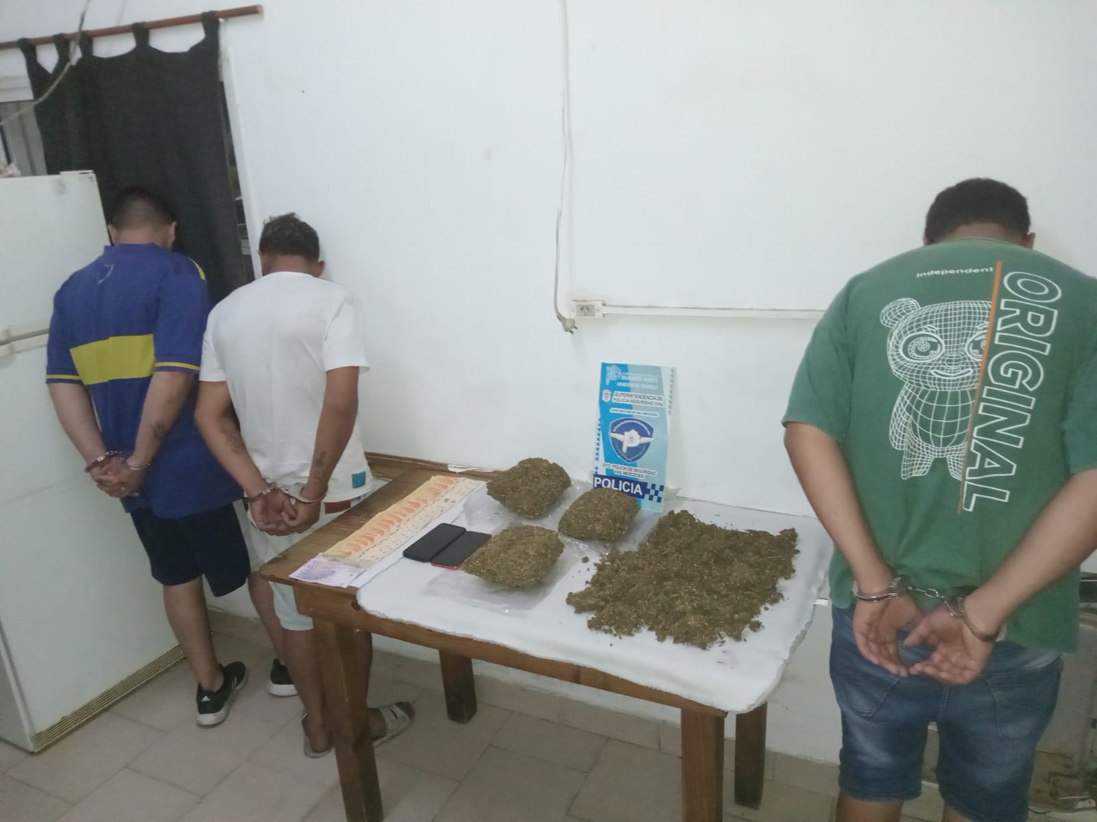 Un par de aprehendidos por transportar droga en el interior de un vehículo.