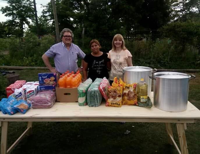 En sus 40 años de casados no pidieron regalos sino donaciones para un merendero