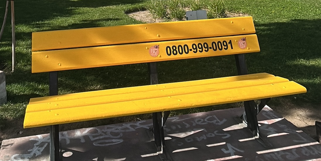 “Bancos Amarillos” en plazas, parques y establecimientos educativos con frases motivadoras junto a números de emergencia con líneas específicas de atención en salud mental