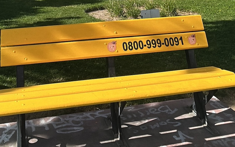 “Bancos Amarillos” en plazas, parques y establecimientos educativos con frases motivadoras junto a números de emergencia con líneas específicas de atención en salud mental