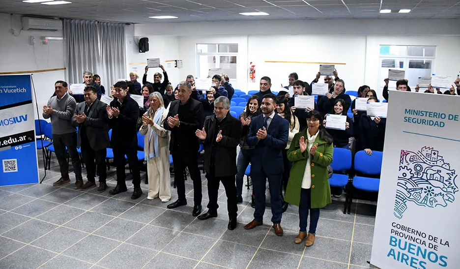 Entrega de certificados a personal del Centro de Monitoreo que se capacitó en curso de videovigilancia