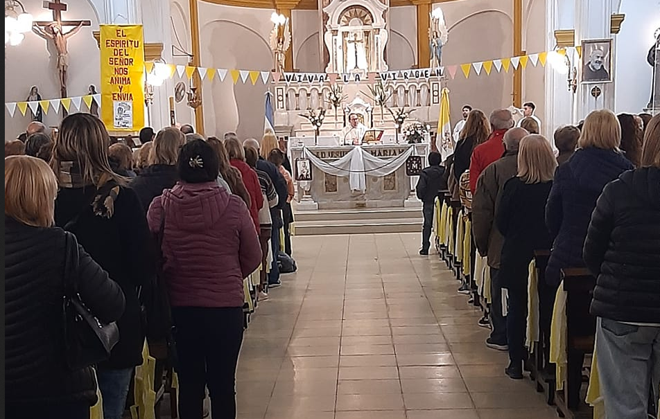 Con gran afluencia de fieles celebraron la Santa Misa en Honor a la Virgen del Carmen en su día.