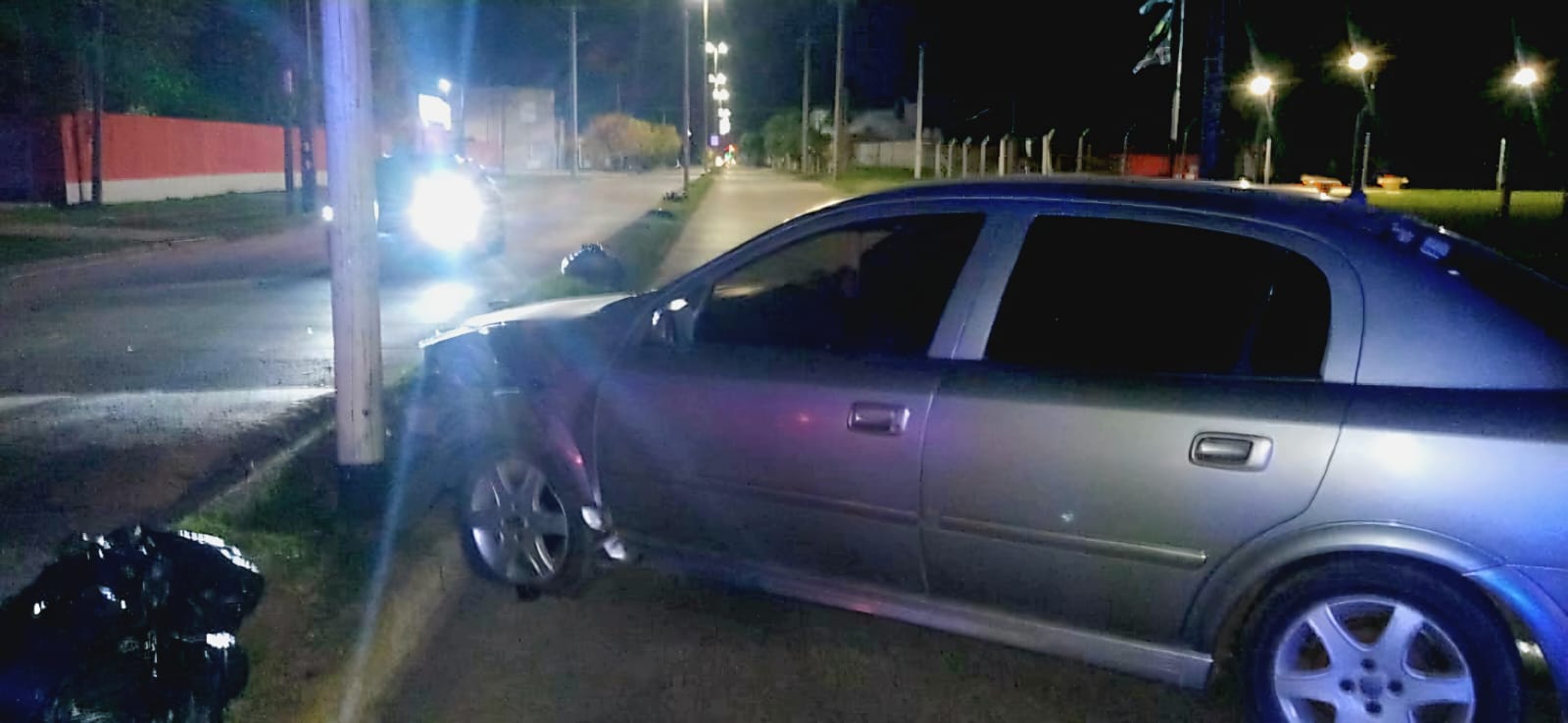 Colisionó contra una columna de alumbrado en Av. 22 de Octubre