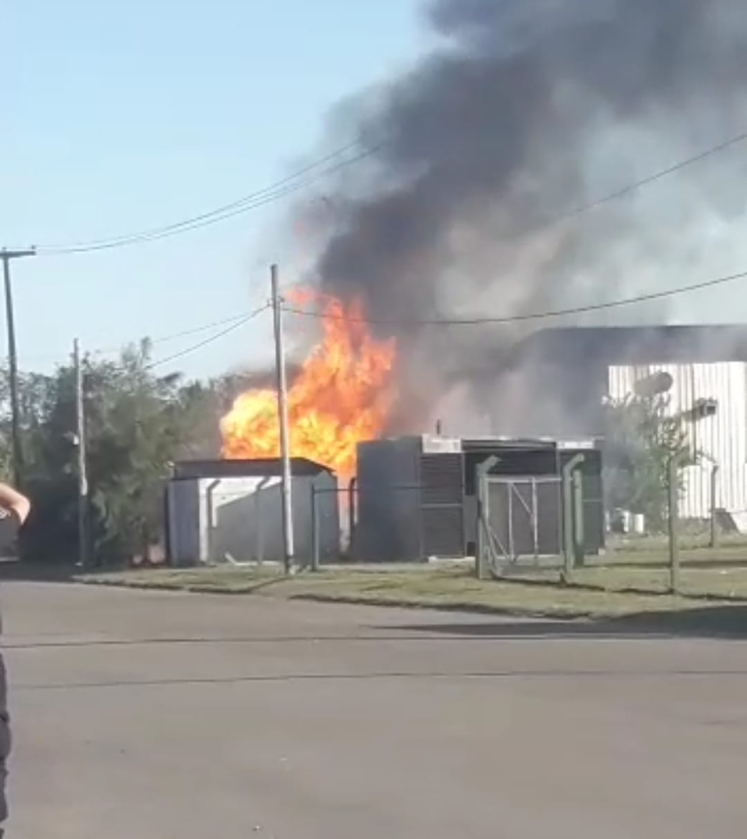 Incendio de barriles con solvente en el Parque Industrial y también forestal en la avenida 84