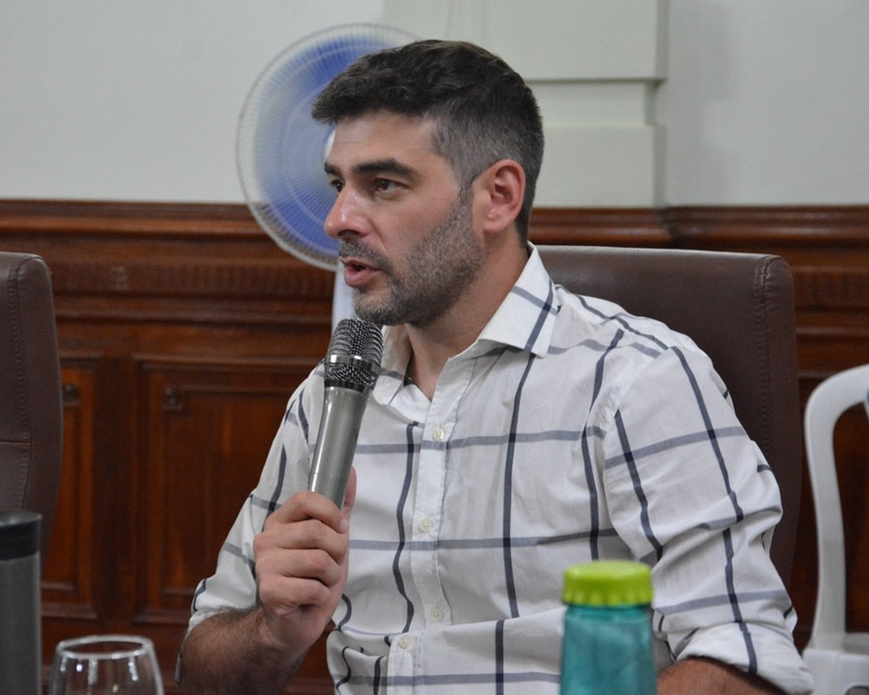 Tienen que dejar de hacer polémica, basta de poner peros o excusas; si tienen tantas ganas de opinar que expliquen a la ciudadanía cómo pasamos en una década de estar bien a tener una ciudad detonada