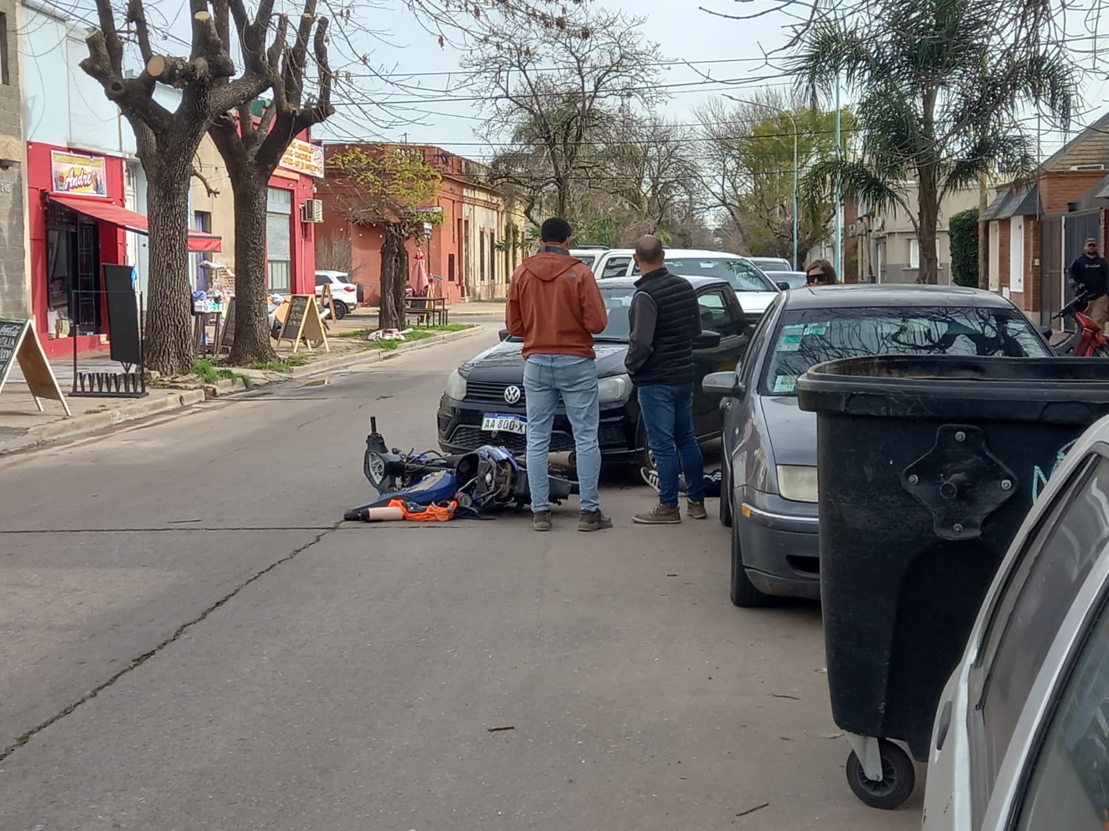 Choque de camioneta y moto en 25 de Mayo al 330