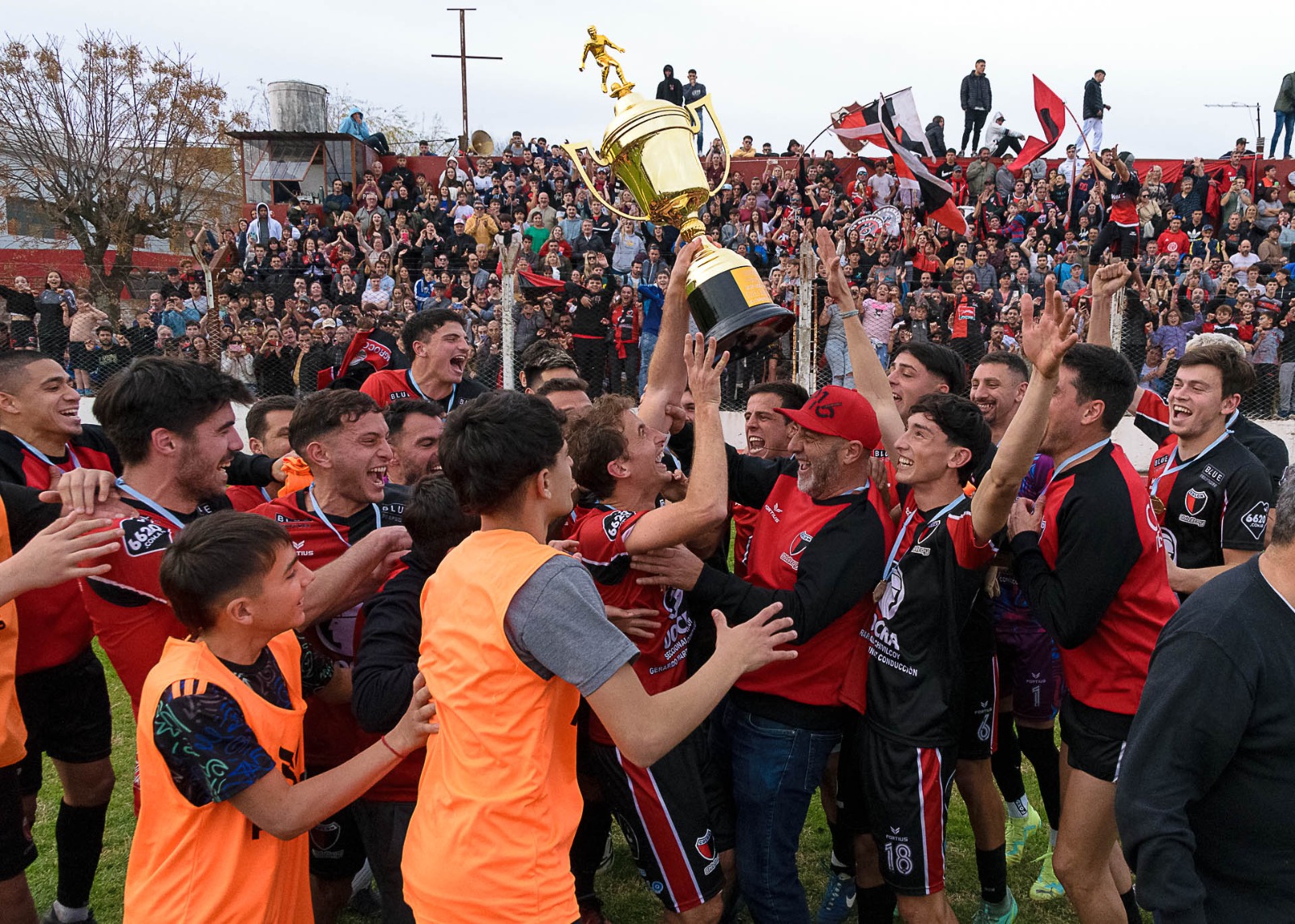 Colón fue el dueño de la fiesta, superó a Varela en la final y obtuvo su tricampeonato en Primera