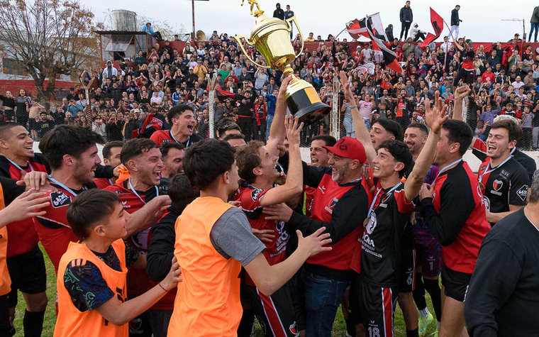 Colón fue el dueño de la fiesta, superó a Varela en la final y obtuvo su tricampeonato en Primera