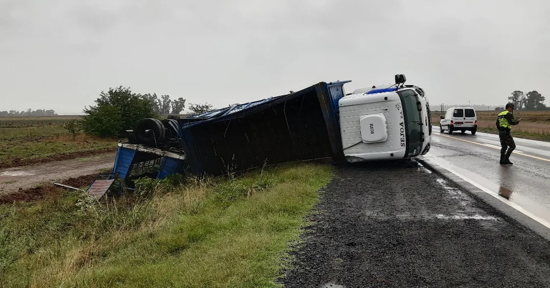 Despiste y vuelco de un camión en la Ruta Nacional Nº 5.