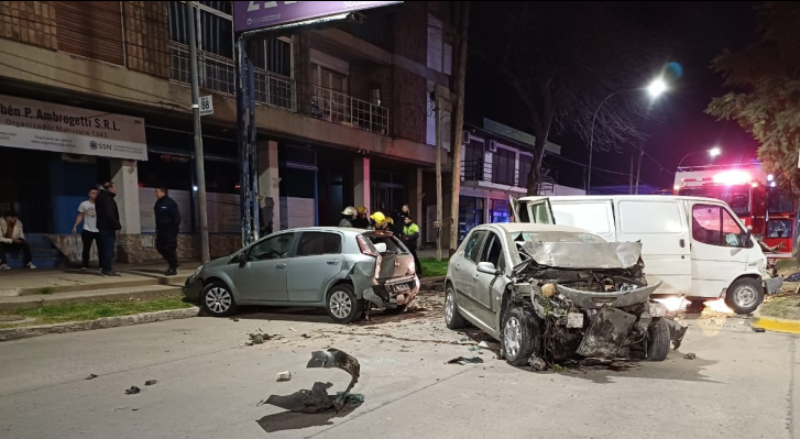 El conductor de un automóvil viajaba en dirección a ruta 5 pero en el camino chocó violentamente