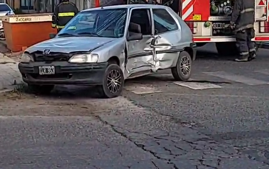 Fuerte choque en la intersección de Rivadavia y San Lorenzo, uno de los vehículos se dio a la fuga