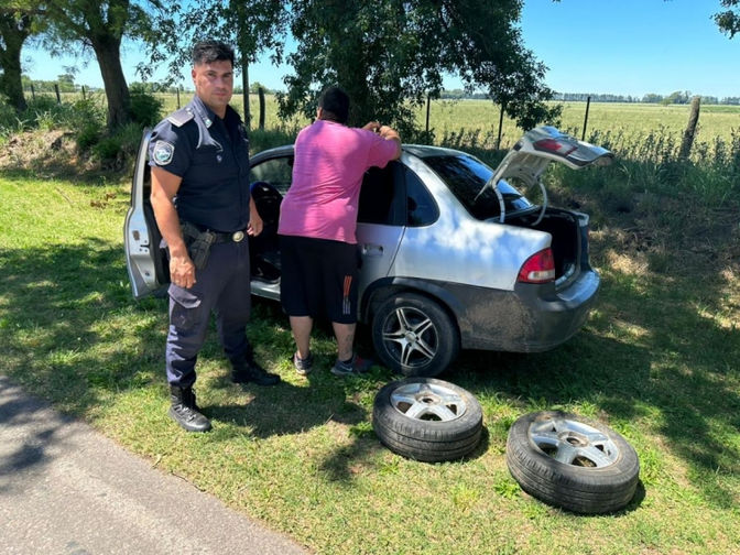 Un aprehendido por robar dos ruedas de un auto volcado en Ruta 5
