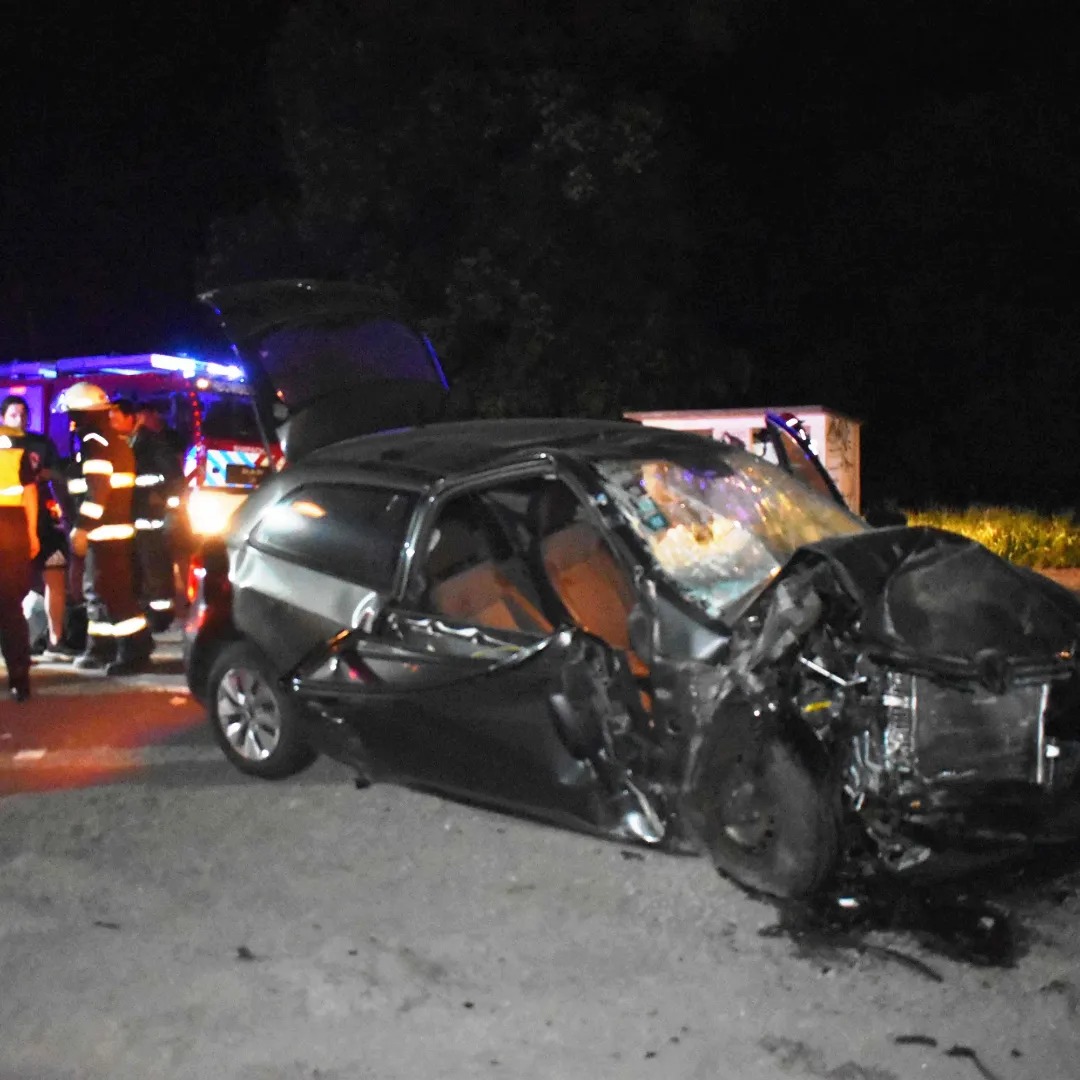 Violenta colisión entre un camión con acoplado y un automóvil