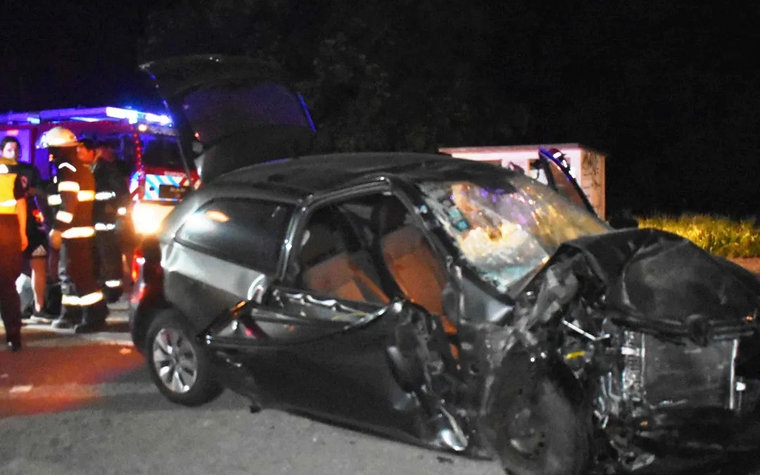 Violenta colisión entre un camión con acoplado y un automóvil