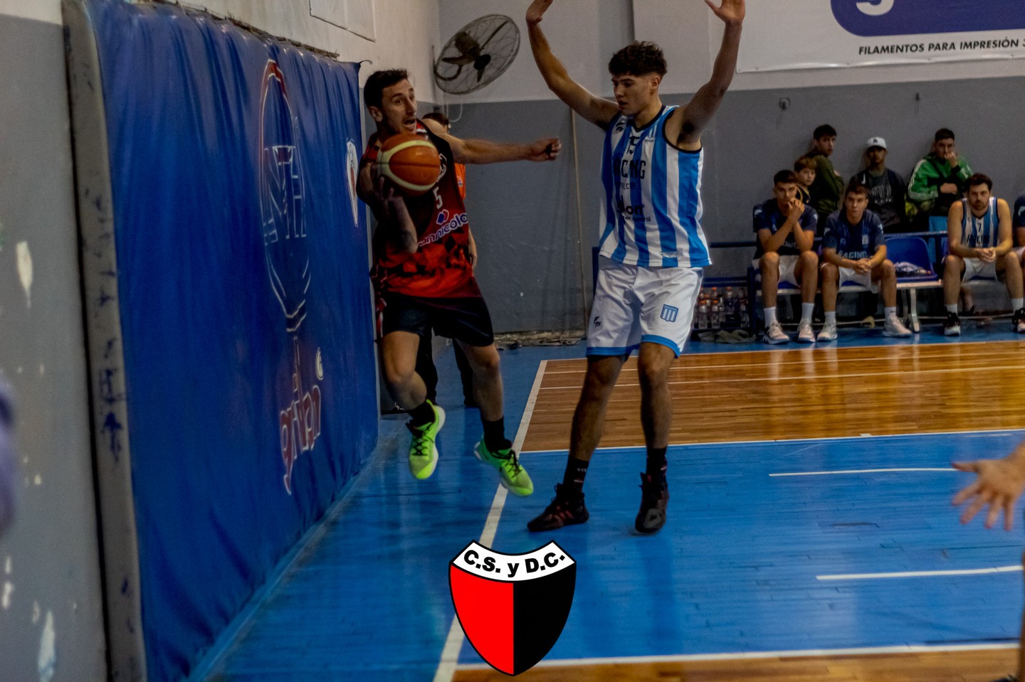 Colón y Racing volvieron a ganar de forma contundente para seguir compartiendo el liderazgo en Primera