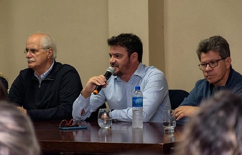 Hay sectores que son reacios a dar el debate dentro del Partido y eso retarda la posibilidad de volver a reconfigurar al movimiento tal como lo concebimos .