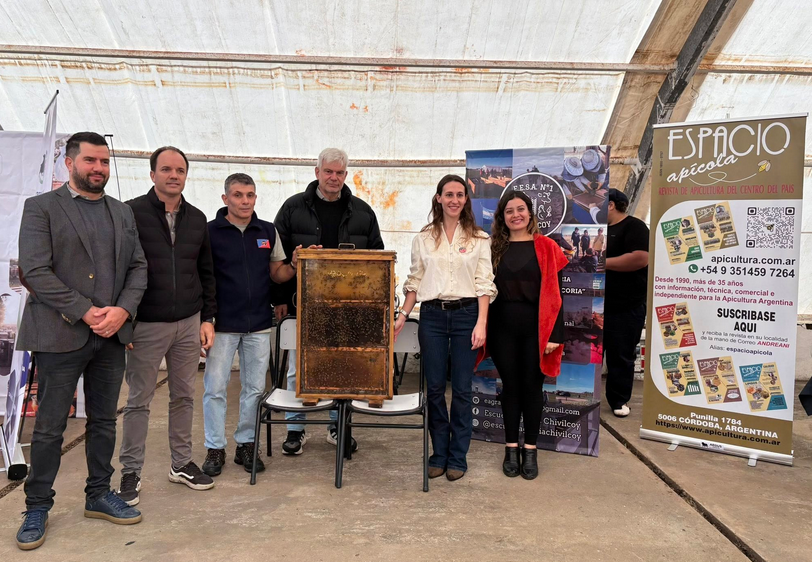 “Con esta clase de iniciativas se busca brindar mayor difusión al sector”, señaló Vero y avisó que planifican almuerzo por el Día del Apicultor y actividades para la Semana de la Miel