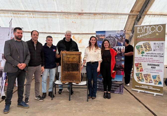 “Con esta clase de iniciativas se busca brindar mayor difusión al sector”, señaló Vero y avisó que planifican almuerzo por el Día del Apicultor y actividades para la Semana de la Miel