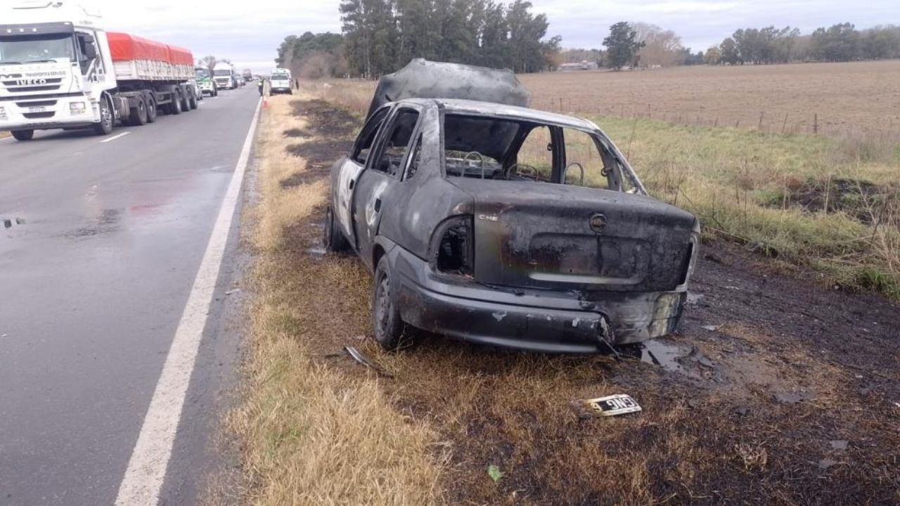 Agosto empezó con otro incendio vehicular cuyos daños fueron totales.