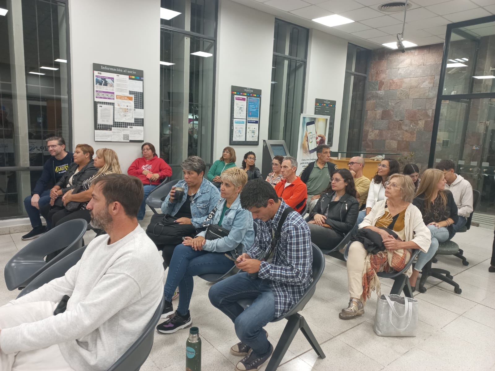 “Como Banco cooperativo, la igualdad siempre estuvo sin discusión alguna y cada vez más son las mujeres que ocupan cargos jerárquicos con igualdad de salario”