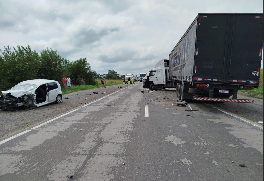 Otra violenta colisión vehicular con un automóvil y un camión como involucrados.