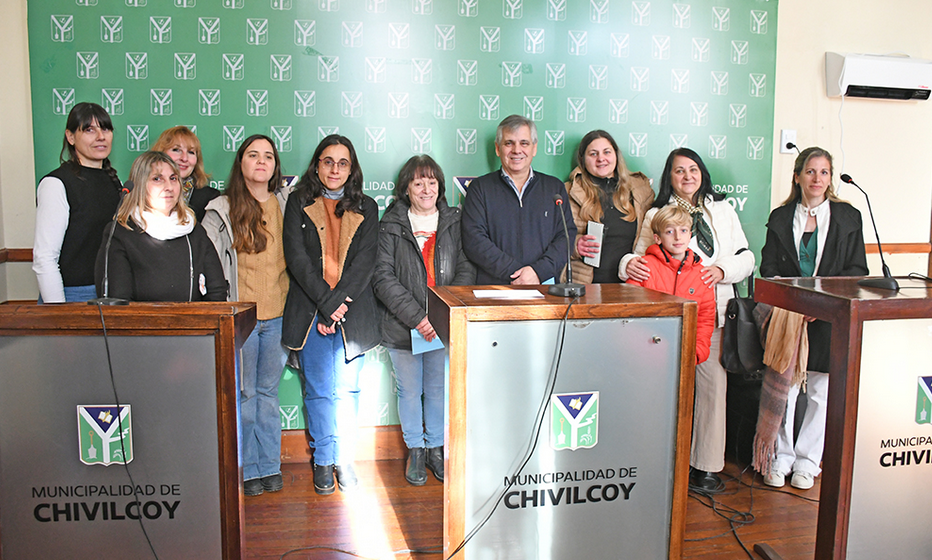 El Municipio entregó más de $2 millones a tres instituciones educativas para viajes y mejoras edilicias.