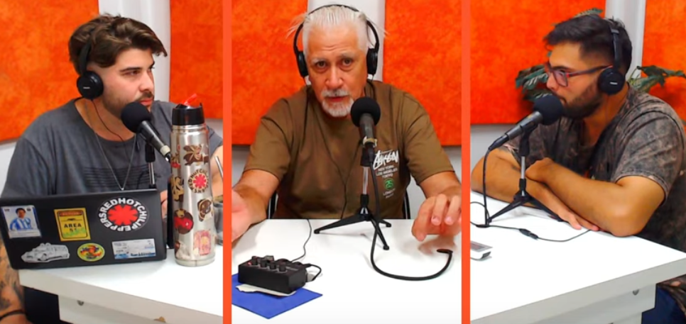 “Una mañana estábamos en cubierta cuando empezamos a sentir el ruido de un helicóptero, gira y nos muestra la cola con la escarapela Argentina, ahí nos pusimos a llorar todos abrazados"