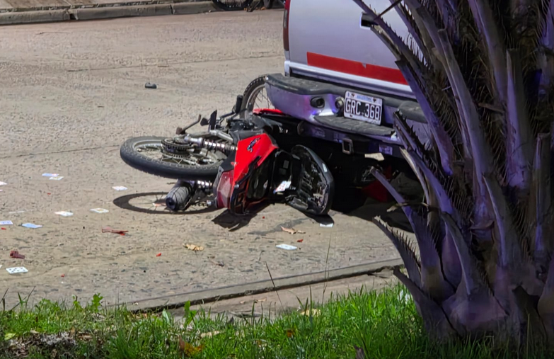 Violenta colisión entre dos motos en Av. Bernardo de Irigoyen