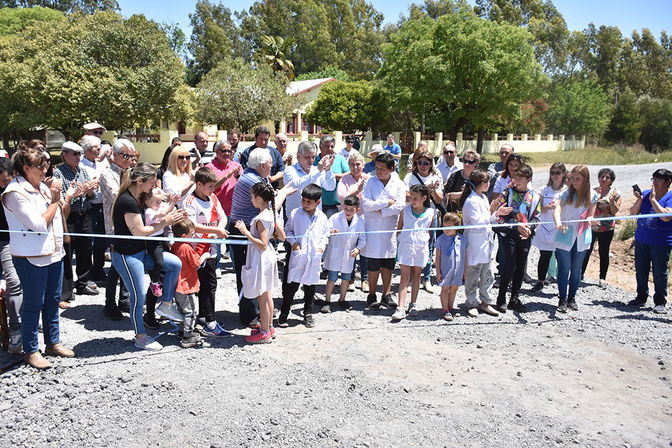 Presentaron el camino estabilizado con piedra caliza que une a la Escuela 36 con la Escuela 45
