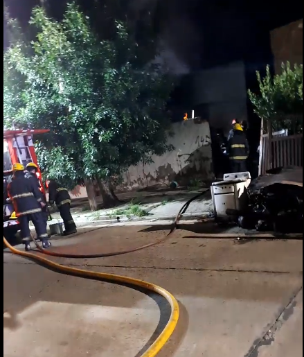 Bomberos trabajaron en el incendio de chatarra que se encontraba en el interior de una vivienda
