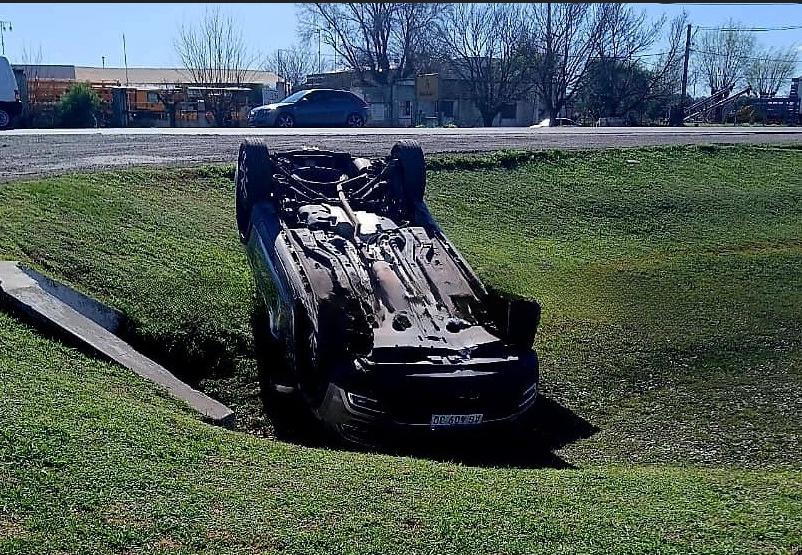 Vuelco de una camioneta en la Ruta 5: tres personas trasladadas al Hospital Municipal