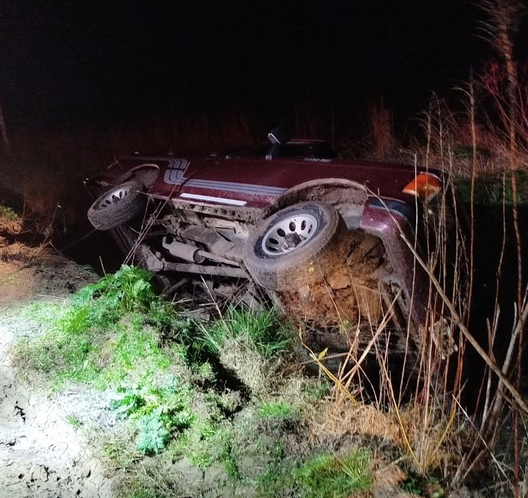 Volcó una camioneta en el camino rural que une Suipacha con Chivilcoy