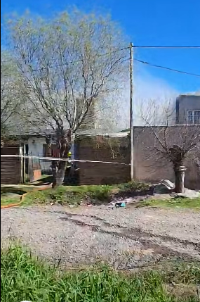 Voraz incendio destruyó un quincho en la calle Gregorio Molina