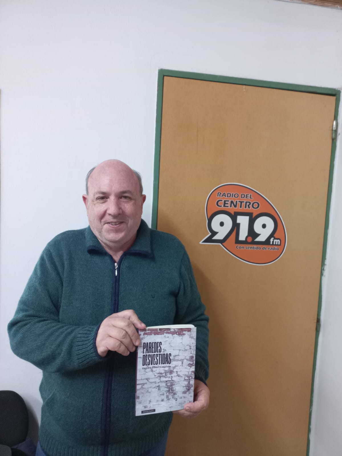 Gustavo Caggiano presenta 'Paredes Desvestidas' en el Lanzamiento del Ateneo ‘Borges’