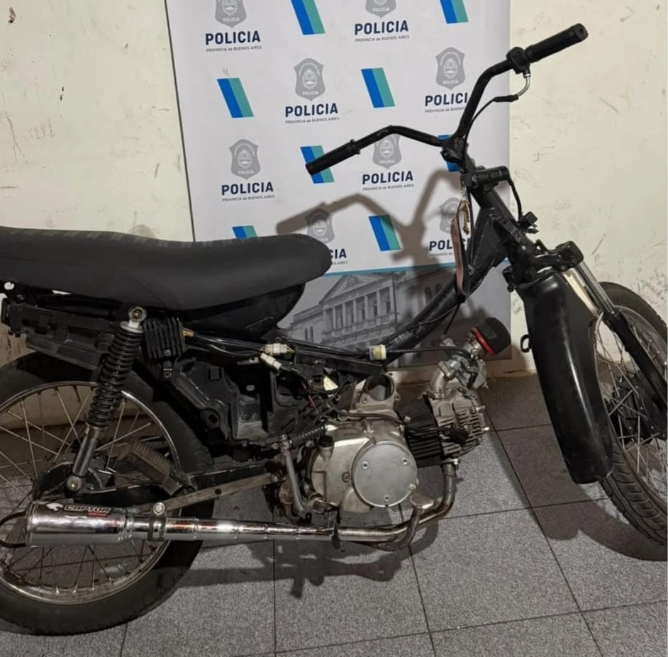 Chacabuco: intentó evadir un control en moto, chocó contra un auto y fue entregado a sus tutores