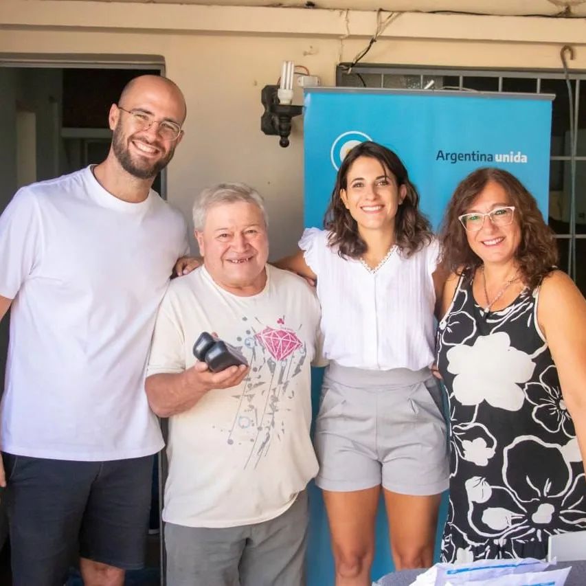 “Son 59 personas, casi 80 pares de anteojos."