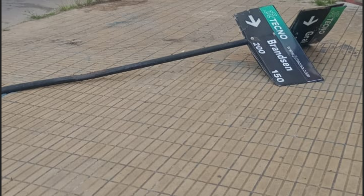 Colisionó contra un cartel y columna frente a la Plaza Belgrano y le secuestraron la camioneta