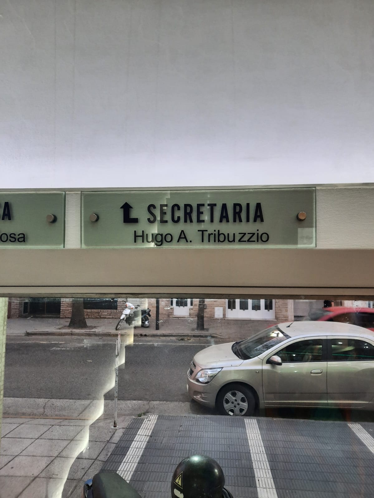 No fue solamente reconocer u homenajear si no colocar una placa para imponer sus nombres .