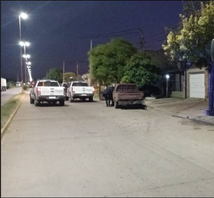 Robaron una camioneta y minutos después, chocaron con un camión y terminaron su marcha impactando contra el frente de una vivienda