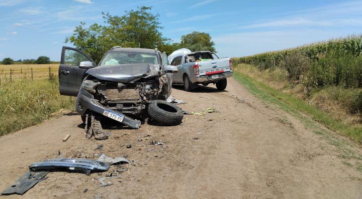 Dos camionetas chocaron en la bajada a Ramón Biaus