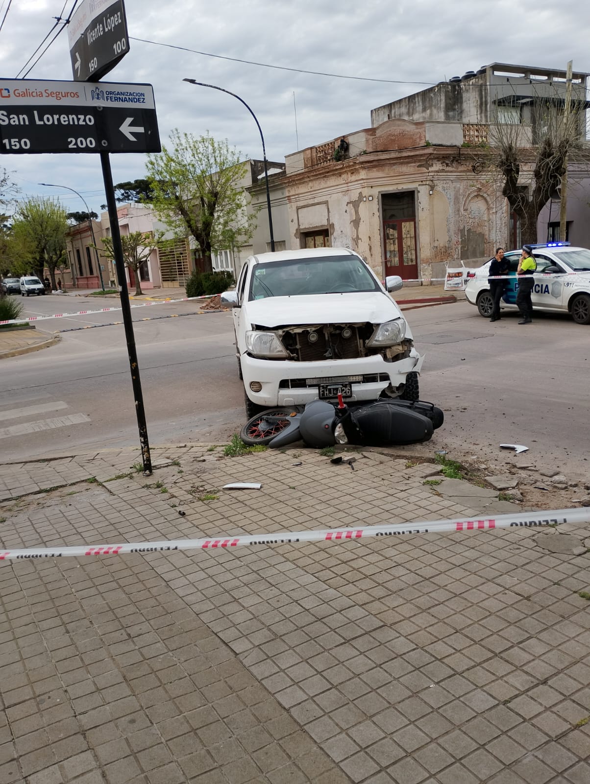 Accidente entre camioneta y moto