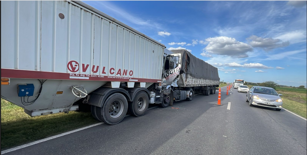 En la ruta 5 pasó de todo en cuestión de horas: Triple choque, colisión por alcance con vuelco incluido, despiste de un camión e incendio vehicular