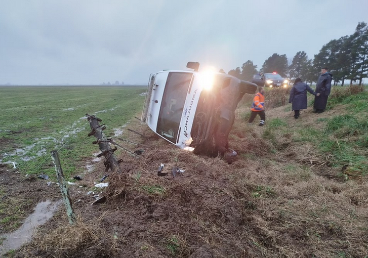 Dos ambulancias de La Pampa volcaron en Ruta 5. La segunda venía a buscar a las personas involucradas en el primer vuelco