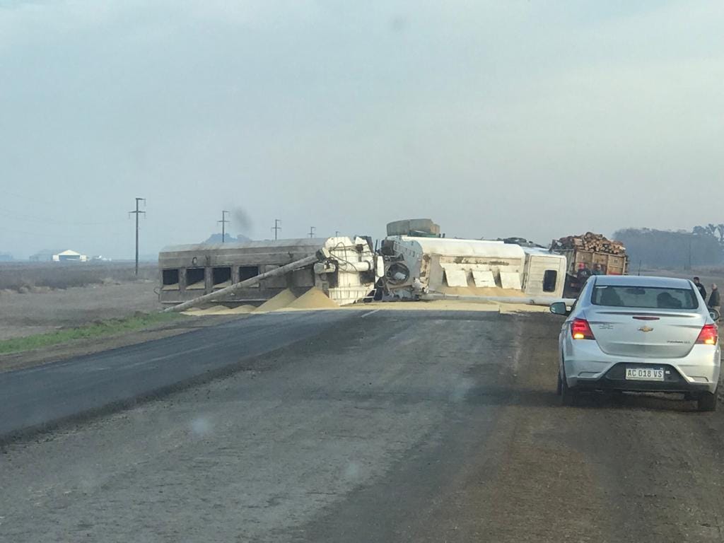 Vuelco de un camión en el kilómetro 429 de la Ruta Provincial Nº 30
