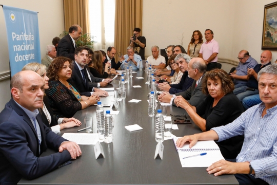 Empiezan las clases
Acuerdan con docentes suba del 25% en los sueldos mínimos