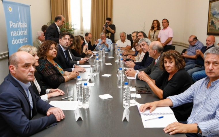 Empiezan las clases
Acuerdan con docentes suba del 25% en los sueldos mínimos