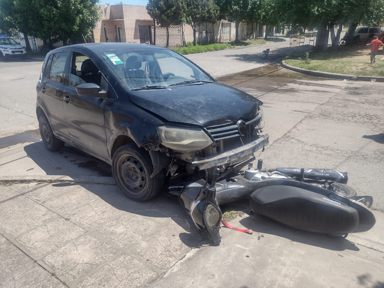 Un automóvil y una motocicleta chocaron en Vicente Loveira y Juana Manso