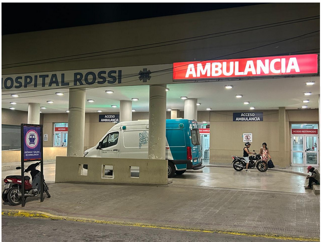 Fue trasladado al Hospital Rossi el hombre que sufrió una grave lesión ocular en el enfrentamiento vecinal.